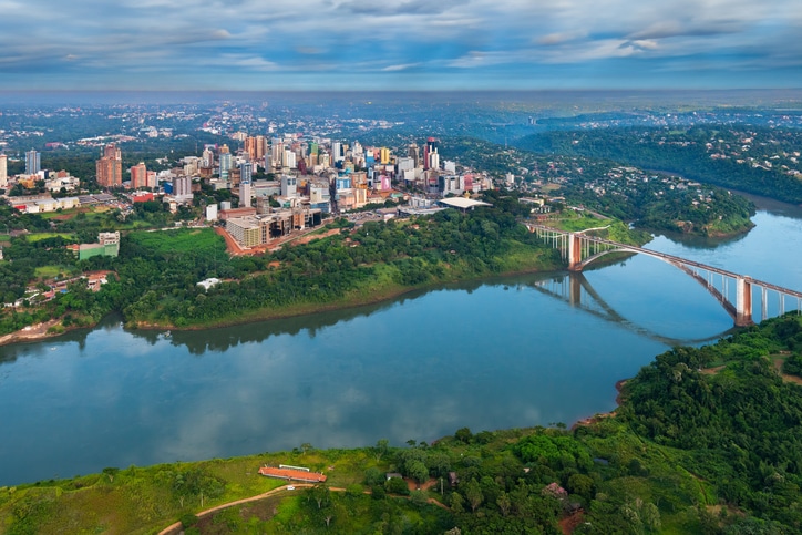 Légi felvétel a paraguayi Ciudad del Este városáról és a Paraguayt és Brazíliát összekötő Barátság hídról a Parana folyó határán keresztül.